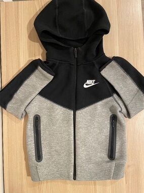 Nike Tech Fleece Set in grey and black - boys size 5